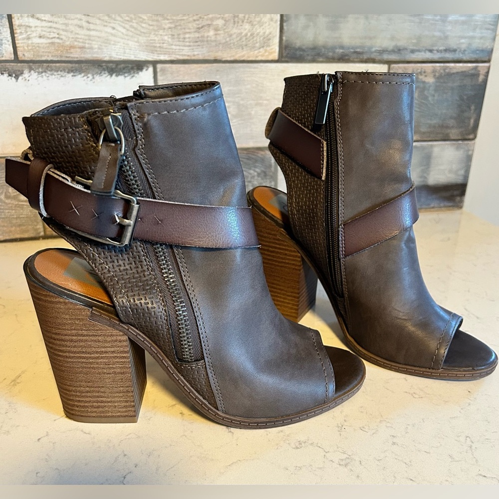 DV by Dolce Vita Teisha Buckle Stacked Block Heel Ankle Bootie Sandals - Picture 1 of 14